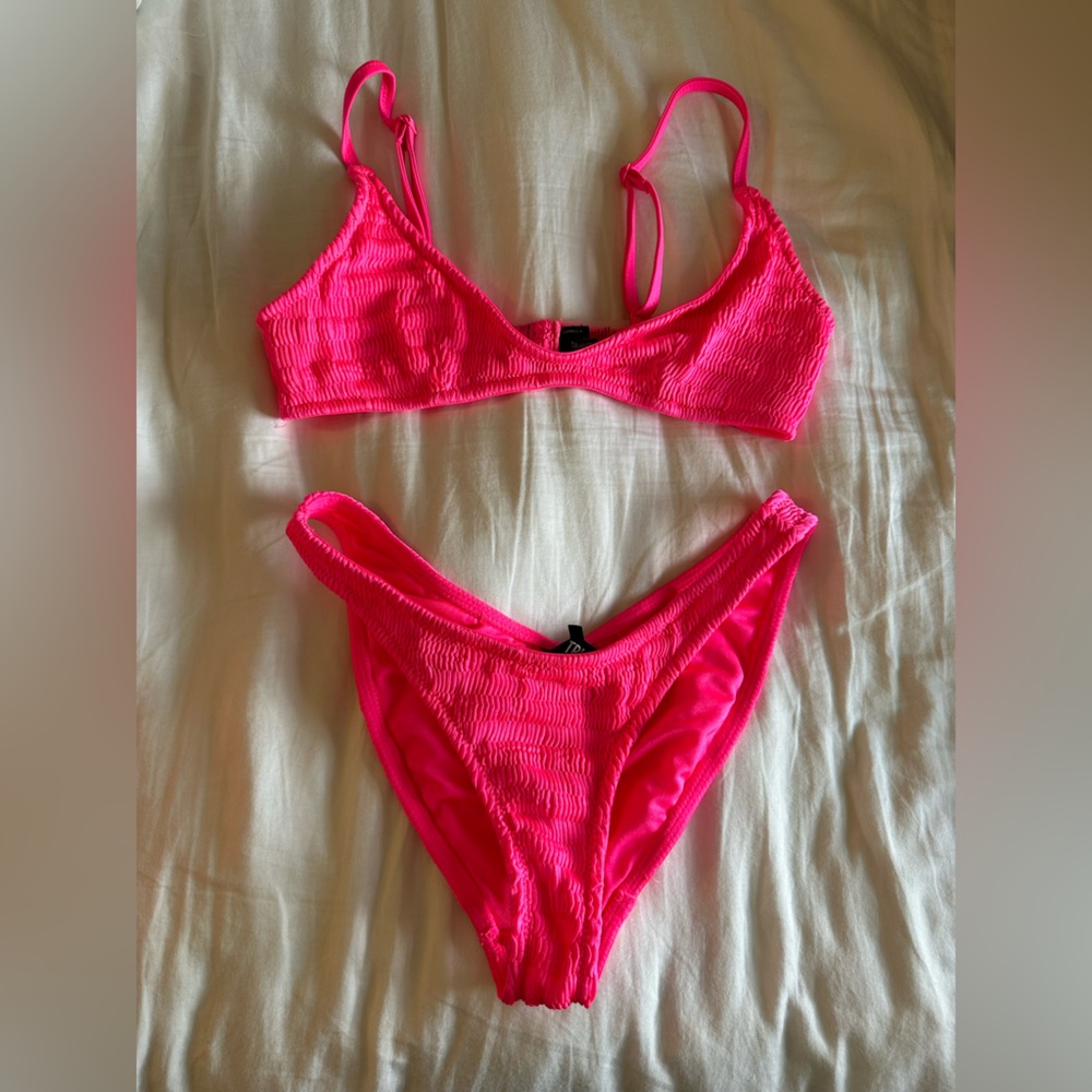 TRIANGL HOT PINK BIKINI SIZE SMALL